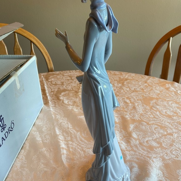 RETIRED 993 ‘ASHLEY LLADRO’ PORCELAIN FIGURINE- Item#01005756 - Picture 5 of 11